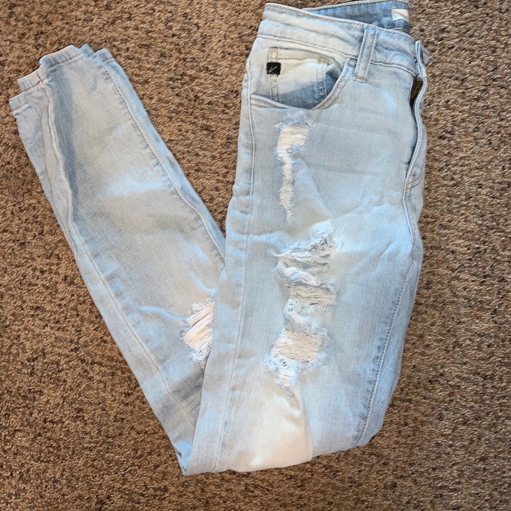 Buckle Kan can jeans
